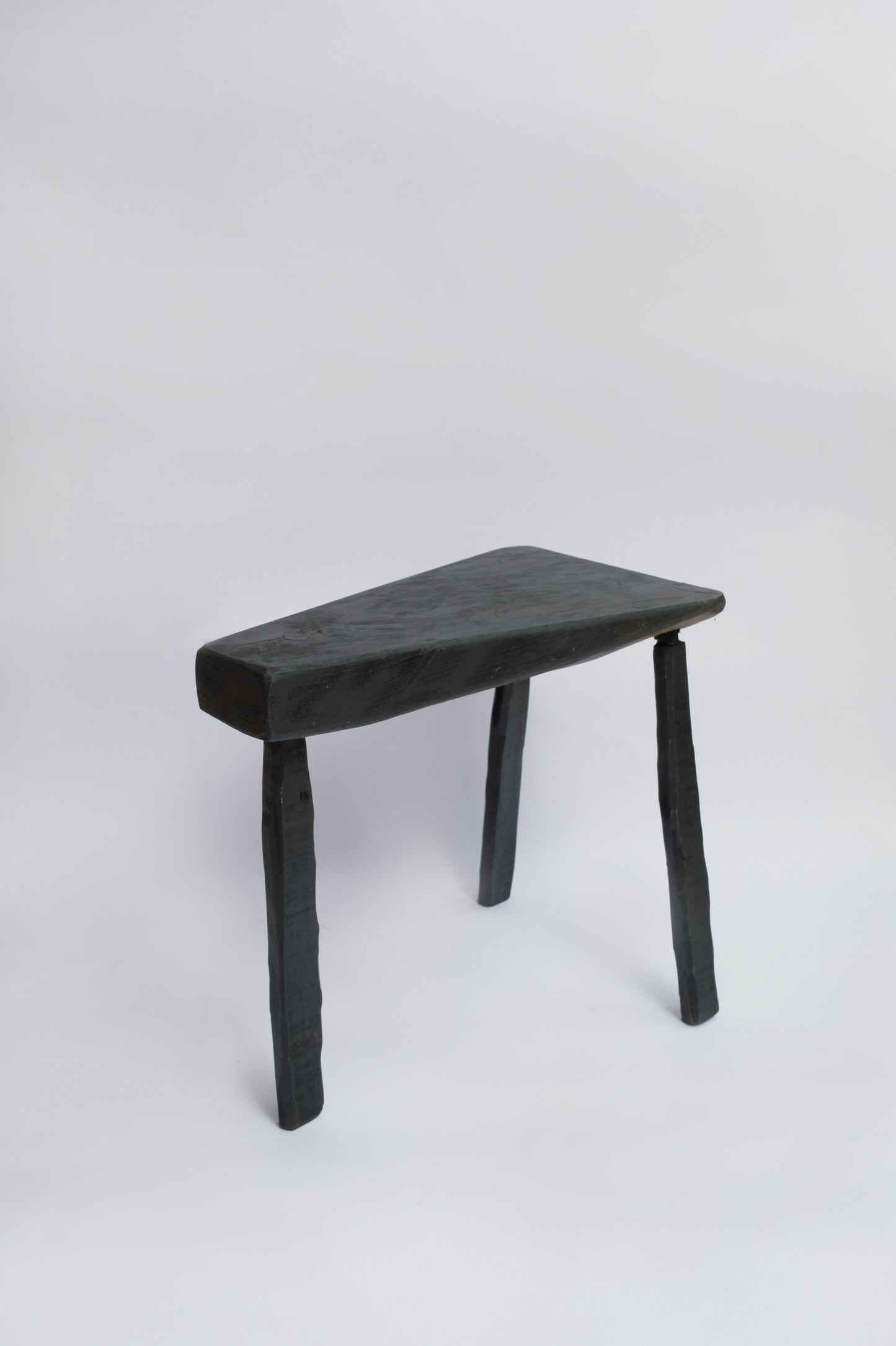 MESA LATERAL DE MADEIRA 3 PERNAS PRETO