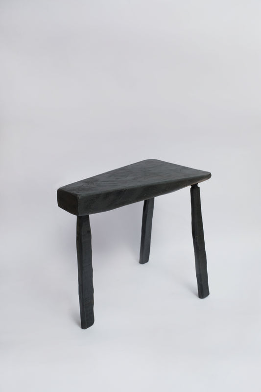 MESA LATERAL DE MADEIRA 3 PERNAS PRETO