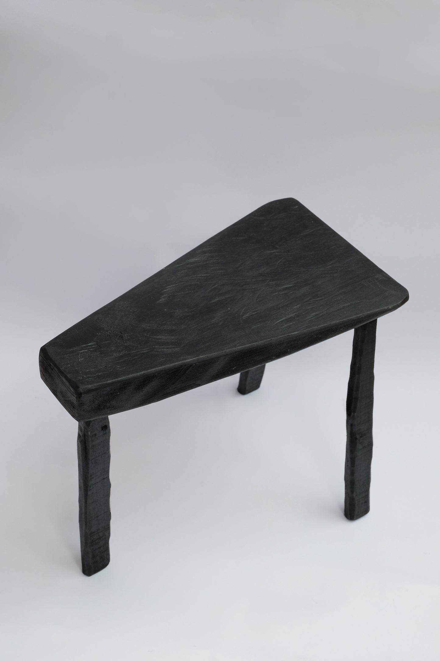 MESA LATERAL DE MADEIRA 3 PERNAS PRETO