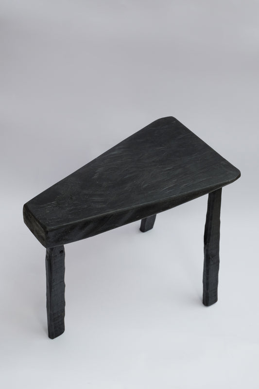 MESA LATERAL DE MADEIRA 3 PERNAS PRETO