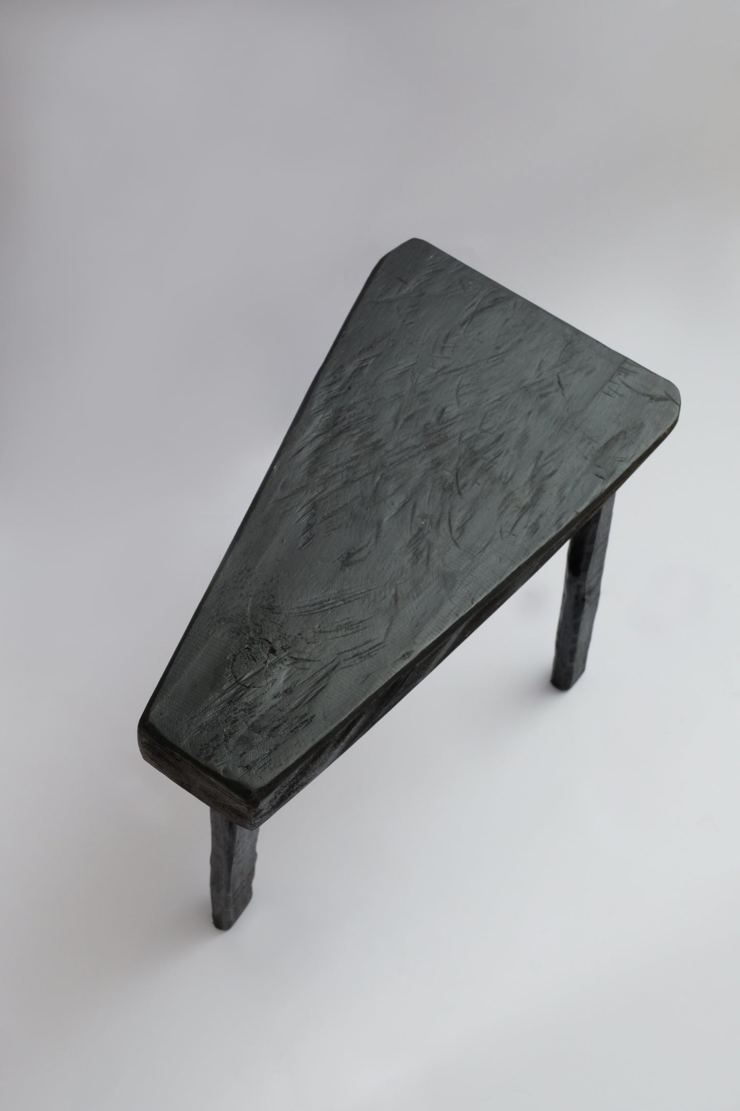 MESA LATERAL DE MADEIRA 3 PERNAS PRETO