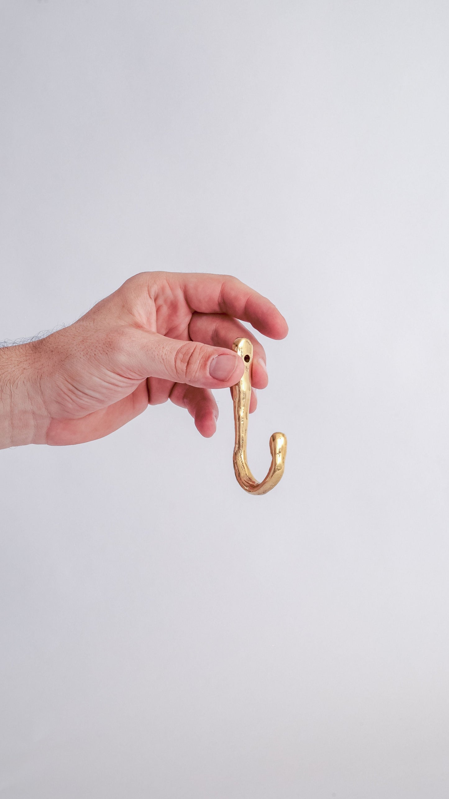 GANCHO MACIÇO DE LATÃO