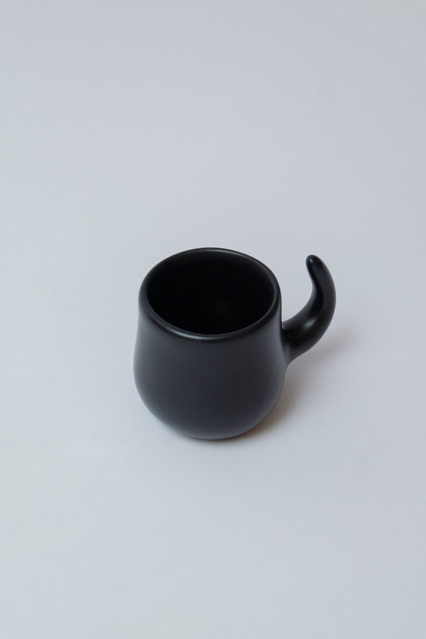 XÍCARA DE CERÂMICA CHIFRE PRETA