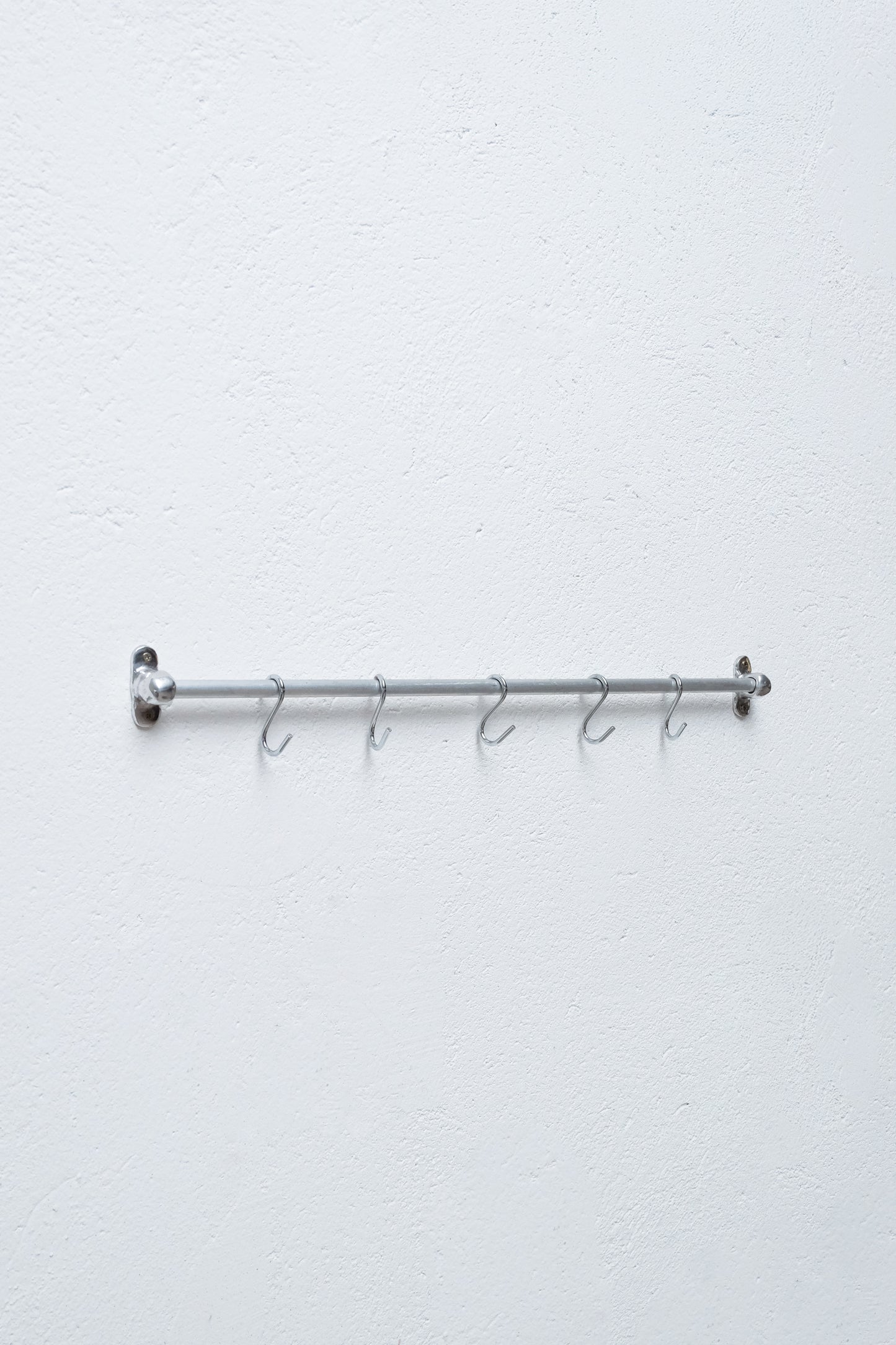 SUPORTE PENDURADOR DE ALUMÍNIO COM GANCHOS