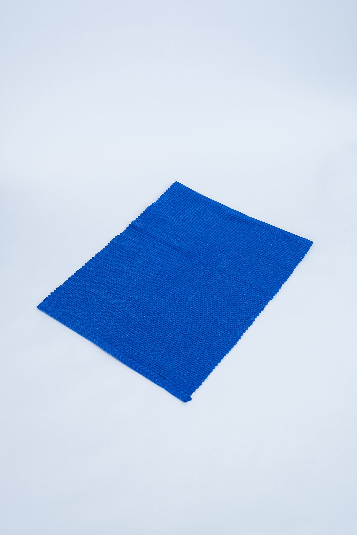 TAPETE RECIFE LISO AZUL KLEIN P