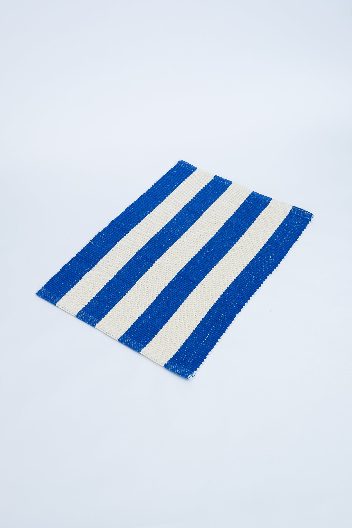 TAPETE RECIFE CRU E AZUL KLEIN P