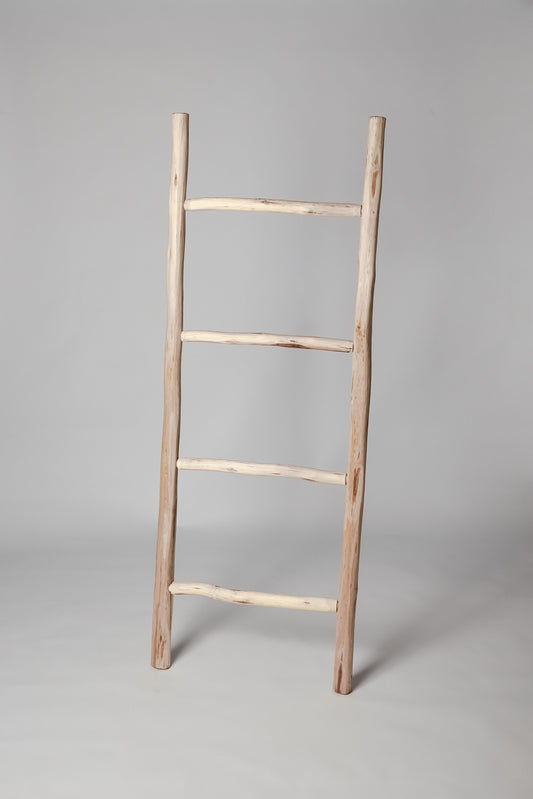 ESCADA TOALHEIRO EM EUCALIPTO